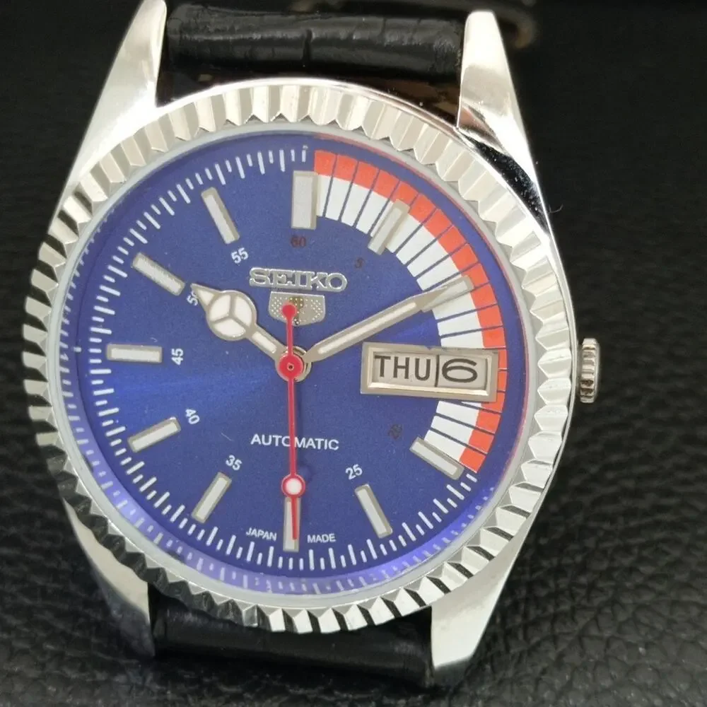 Vintage 1990 Seiko Automatic Mens Silver Watch W/daydate & Red accents